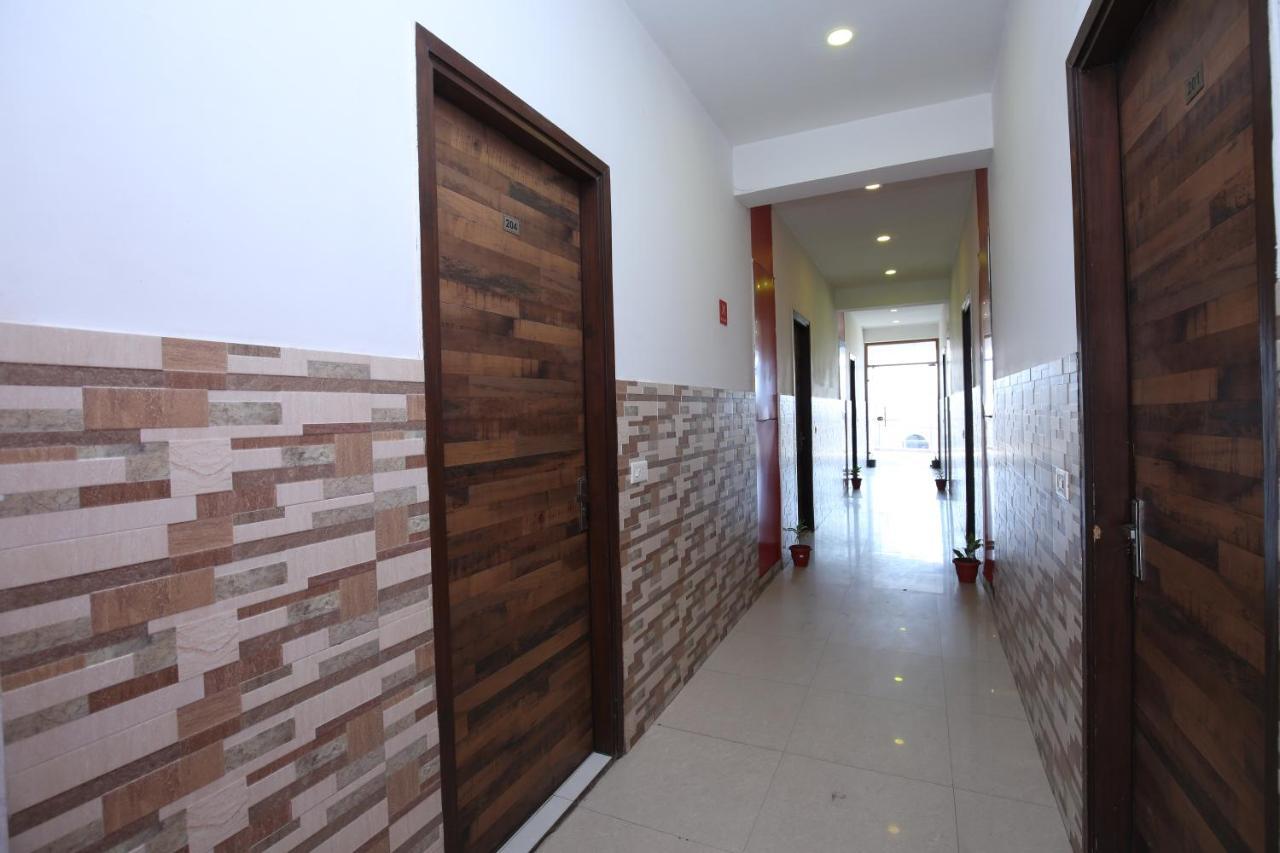 Hotel Pearl Grand & Banquet Zirakpur Buitenkant foto
