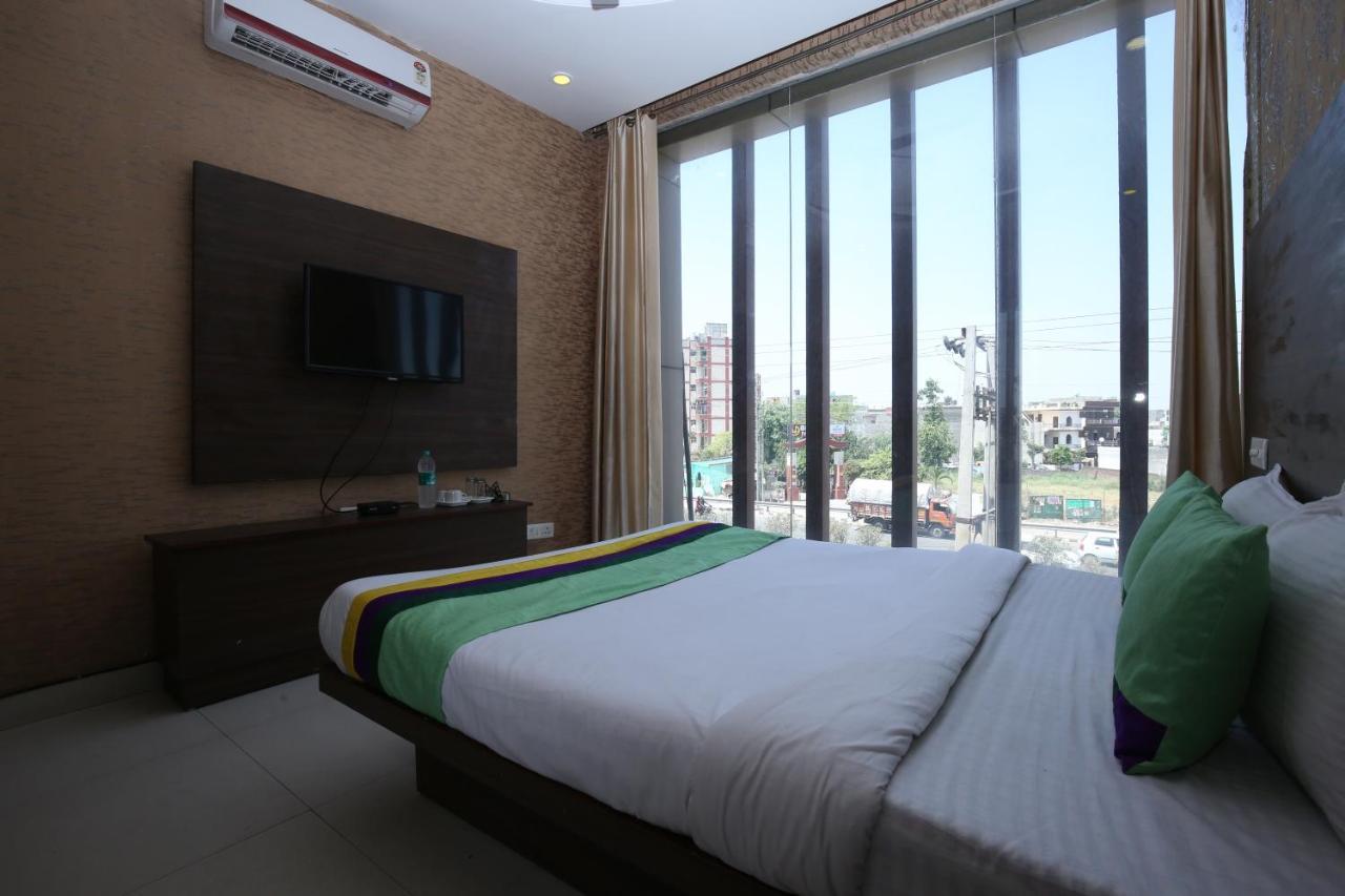 Hotel Pearl Grand & Banquet Zirakpur Buitenkant foto