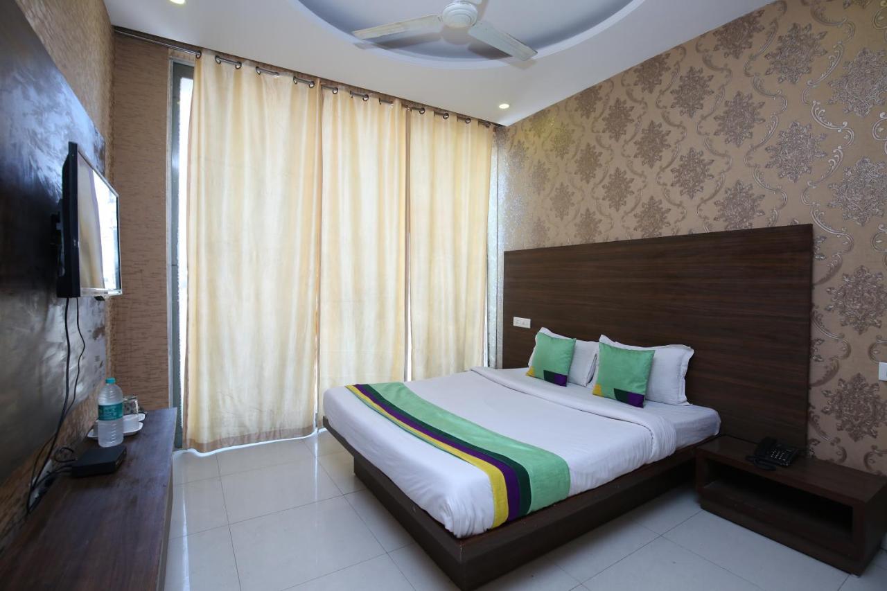Hotel Pearl Grand & Banquet Zirakpur Buitenkant foto